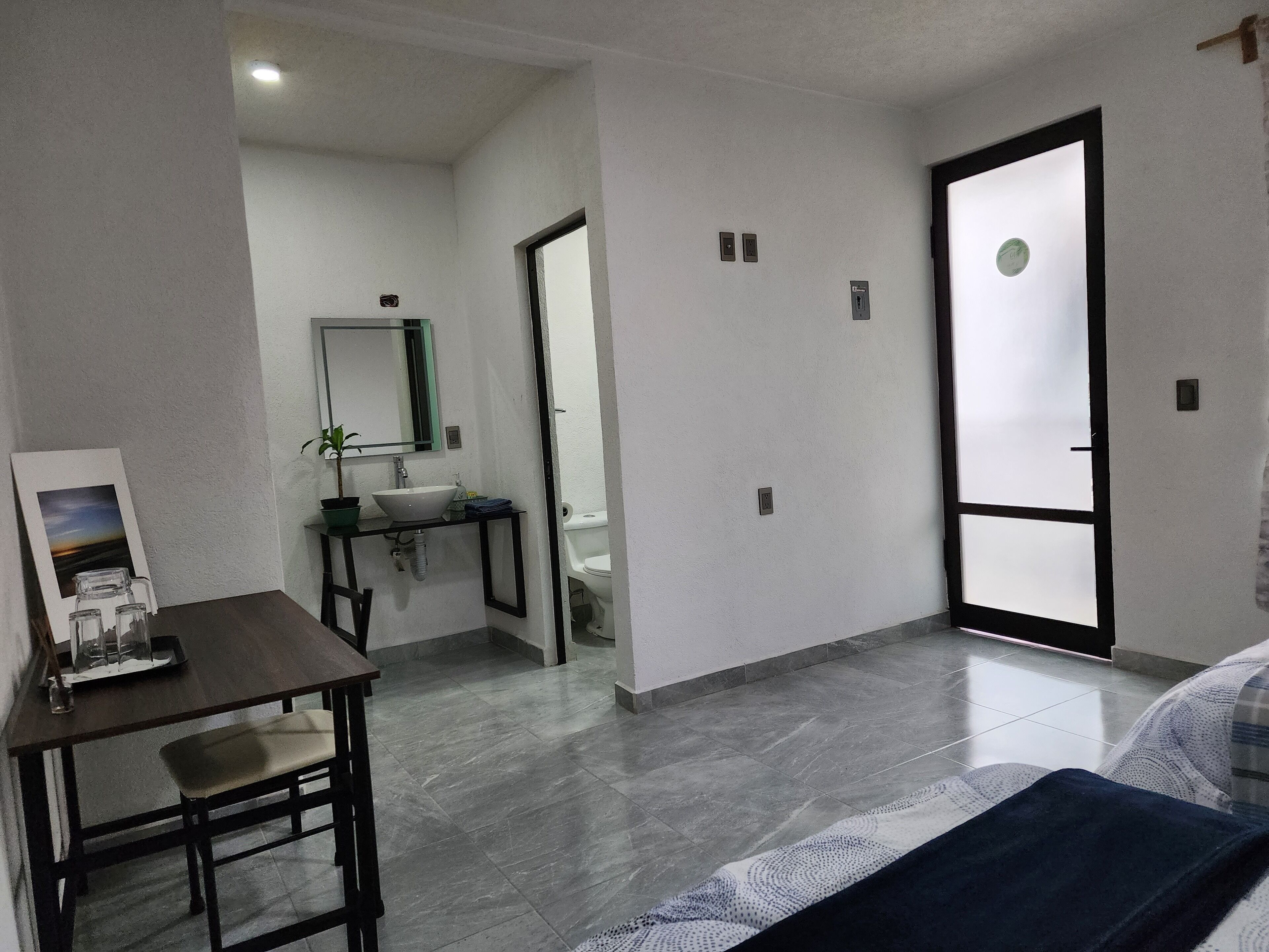 Habitación Premium con 1 cama matrimonial o 2 individuales | Muebles diferentes, escritorio y espacio para trabajar con laptop 