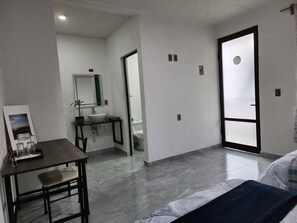 Premium kamer, 1 twee- of 2 eenpersoonsbedden | Individueel gemeubileerd, een bureau, een laptopwerkplek, gratis wifi