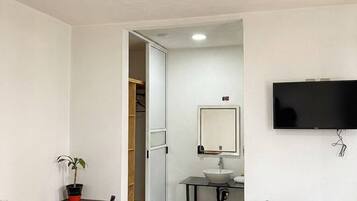 Premium Twin Room | Bathroom | Shower, rainfall showerhead, towels, soap