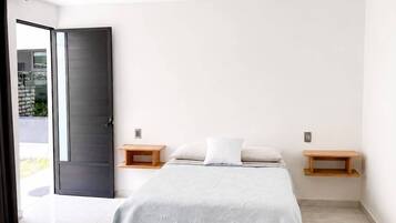 Habitación doble Premium, 1 cama Queen size | Muebles diferentes, escritorio y espacio para trabajar con laptop