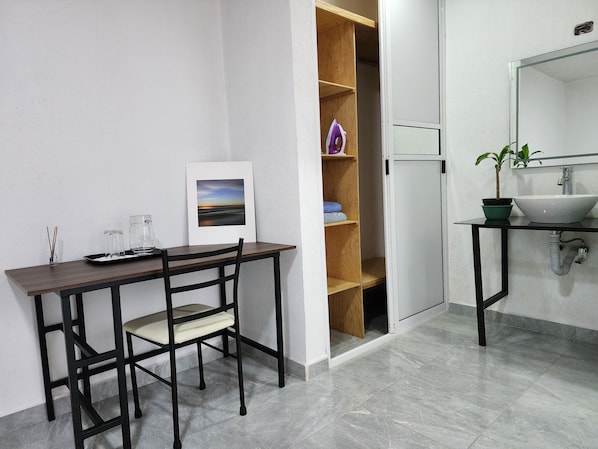 Premium Twin Room | Individually furnished, desk, laptop workspace, free WiFi - La Palma Co-living (Tecamac)