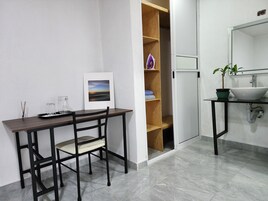 Con arredamento individuale, una scrivania, postazione laptop