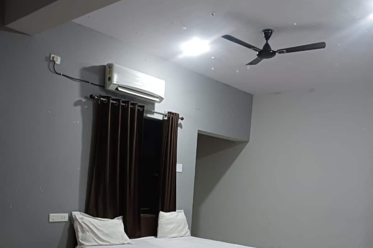 Deluxe Double Room, City View | Free WiFi, bed sheets