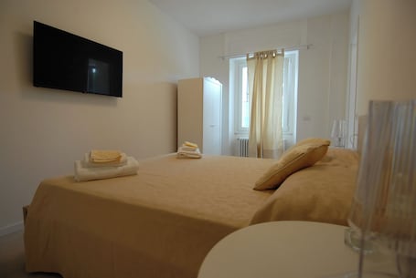 1 bedroom, iron/ironing board, free WiFi, bed sheets. Le Case di Elena - "Bizet" Apartment