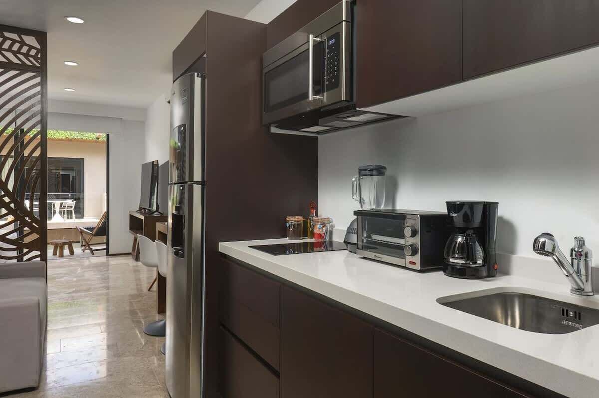 Réfrigérateur, micro-ondes, plaque de cuisson, cafetière/bouilloire