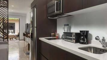 Réfrigérateur, micro-ondes, plaque de cuisson, cafetiÚre/bouilloire