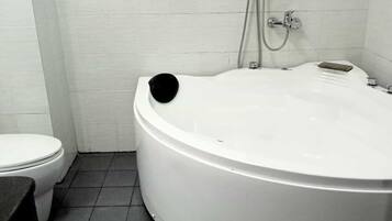 Standard Double Room | Bathroom