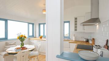 Jääkaappi, astianpesukone, vedenkeitin, leivänpaahdin