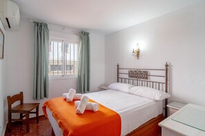 3 bedrooms, iron/ironing board, free WiFi, bed sheets
