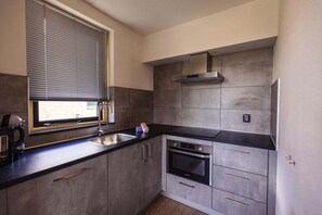 Kjøleskap, mikrobølgeovn, kokeplater og oppvaskmaskin