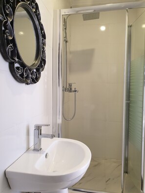 Dusche, Bidet, Handtücher, Seife