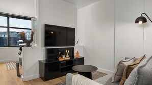 Appartamento City | Area soggiorno | TV a schermo piatto, film pay-per-view