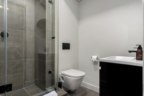 Apartamento urbano | Banheiro | Chuveiro, secador de cabelo, toalhas de banho 