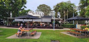 Outdoor dining - Elegant 3BR Cairns Esplanade Apartment Pool   View (Cairns North)