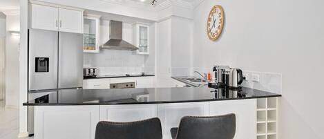 冷蔵庫、電子レンジ、オーブン、コンロ