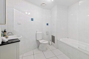 Ensemble douche/baignoire, sèche-cheveux, shampoing