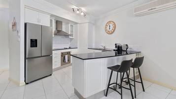 冷蔵庫、電子レンジ、オーブン、コンロ