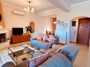 Smart-TV, Kamin, Tischtennisplatte, Bücher