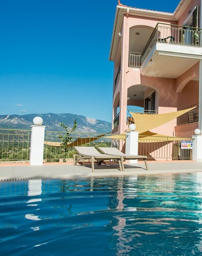 Villa Eleftheria: 4 bedrooms for up to 9 adults, pool and outstanding 180° views