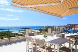 Outdoor dining - UHC CASPEL - The best rooftop terrace in La Pineda (La Pineda)