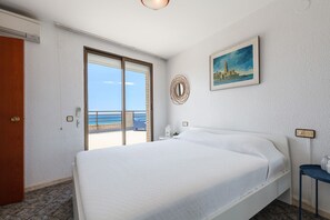 1 bedroom, iron/ironing board, bed sheets - UHC CASPEL - The best rooftop terrace in La Pineda (La Pineda)