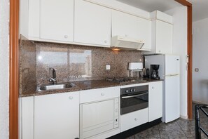 Kjøleskap, mikrobølgeovn, ovn og kaffetrakter/tekoker