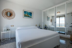 2 soverom, strykejern/-brett og sengetøy