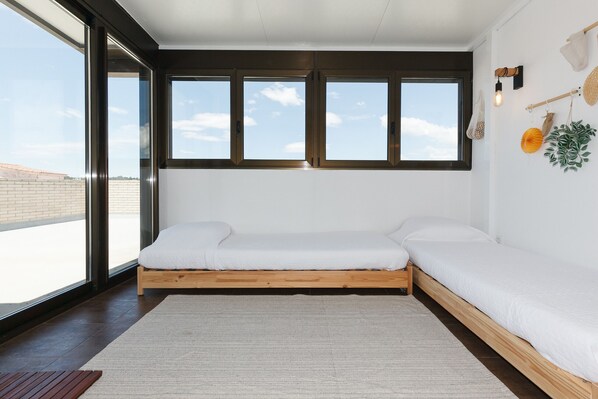 1 camera, ferro/asse da stiro, lenzuola