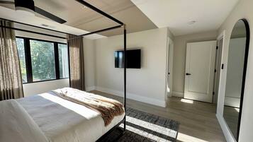 4 bedrooms, laptop workspace, iron/ironing board, bed sheets