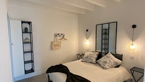 2 室のベッドルーム、旅行用ベビーベッド、WiFi (無料)、ベッドシーツ