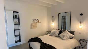 2 bedrooms, travel crib, free WiFi, bed sheets