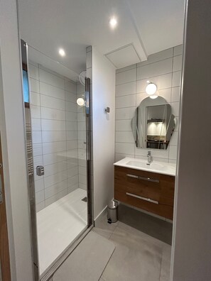 Een douche, een haardroger, handdoeken, toiletpapier