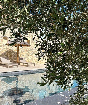 Outdoor pool, a heated pool - Ocean & River by FY (Josse)