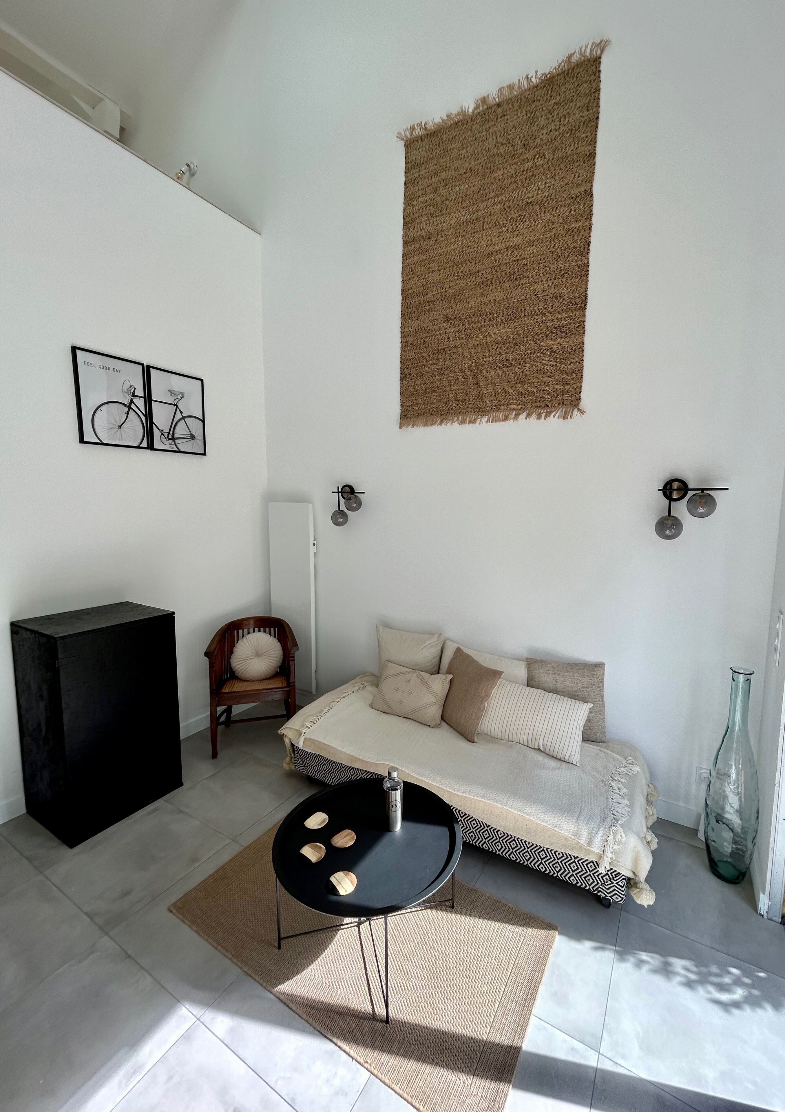 Een smart-tv en boeken