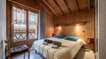 4 bedrooms, iron/ironing board, free WiFi, bed sheets