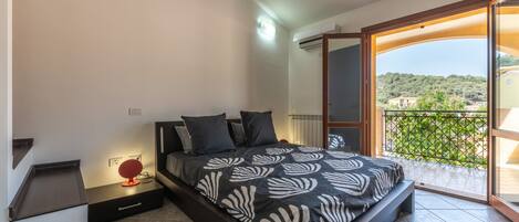 2 bedrooms, iron/ironing board, bed sheets