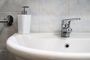 Dusche, kostenlose Toilettenartikel, Haartrockner, Handtücher