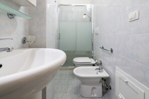 Dusche, kostenlose Toilettenartikel, Haartrockner, Handtücher