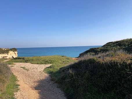 Beach nearby. Apartment 'Rosso Tramonto' with Shared Terrace, Wi-Fi and Air Conditioning