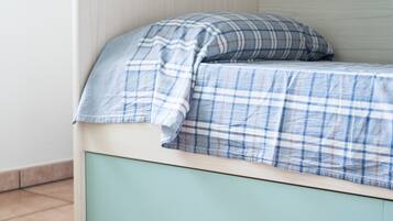 2 bedrooms, iron/ironing board, bed sheets, wheelchair access