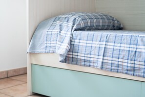 2 slaapkamers, een strijkplank/strijkijzer, beddengoed, rolstoeltoegang