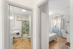 Douche, séchoir à cheveux, serviettes fournies