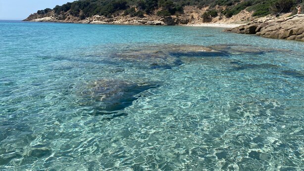 A coastal landscape with clear water, rocky terrain, and a hill with sparse vegetation. - Holiday Home 'La Casetta' with Private Terrace, Wi-Fi and Air Conditioning (Giba)