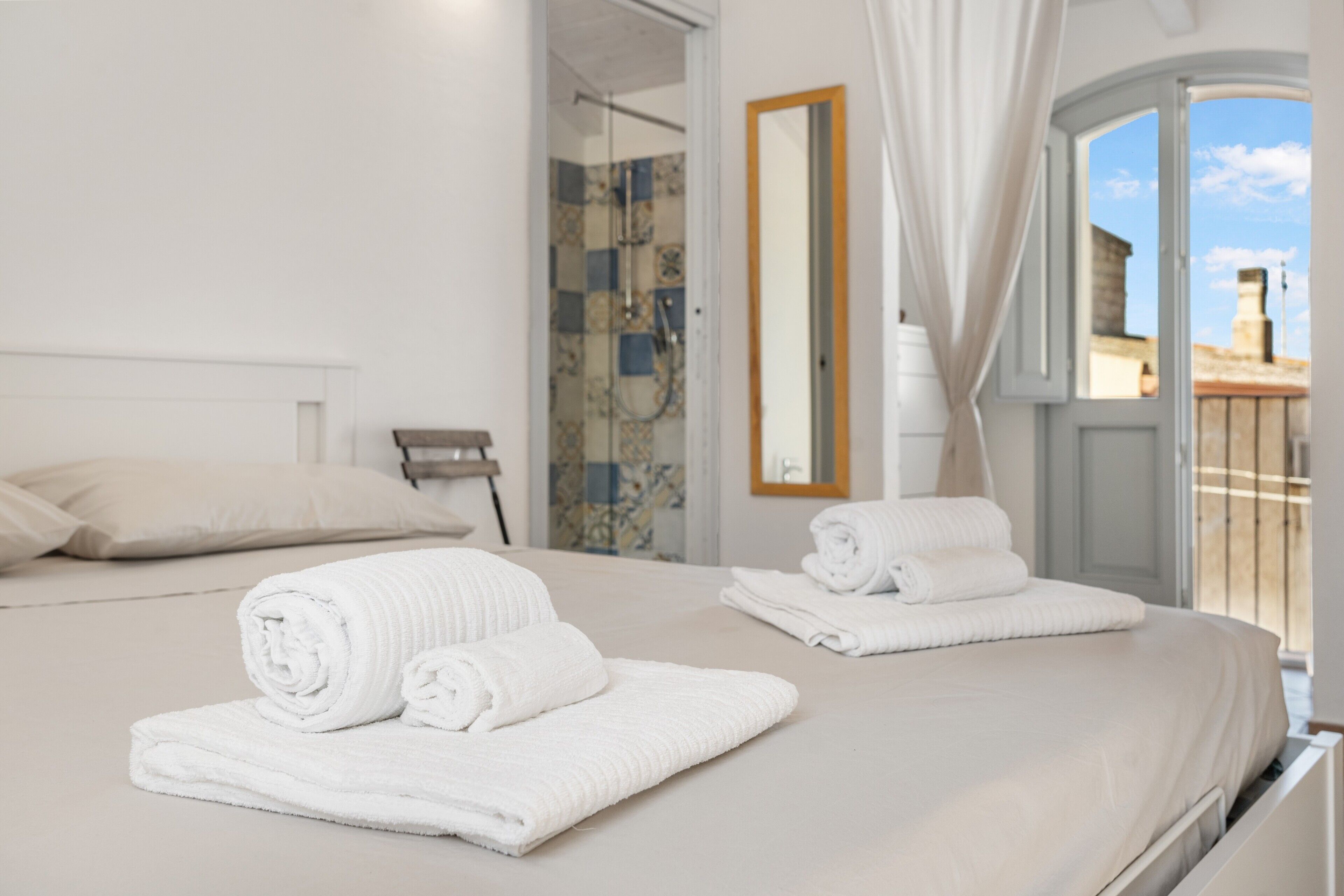 2 室のベッドルーム、WiFi (無料)、ベッドシーツ