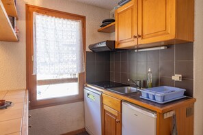 Een koelkast, een magnetron, een oven, een kookplaat