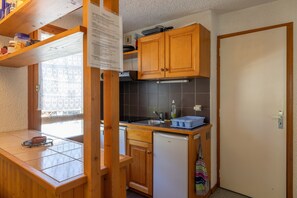 Fridge, microwave, oven, stovetop - Apartment 'Prarion Mont Blanc' with Mountain View and Private Terrace (Les Houches)