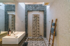 Deluxe Villa | Bathroom | Shower, hair dryer, towels