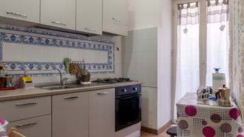 KĂŒhlschrank, Mikrowelle, Ofen, Herdplatte