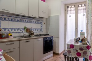 Frigorifero, microonde, forno, piano cottura