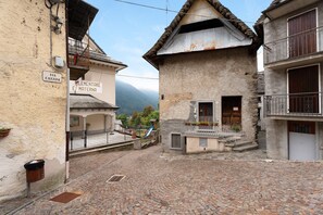 Exterior - Apartment "Casa del Sole" with Mountain View & Wi-Fi (Toceno)